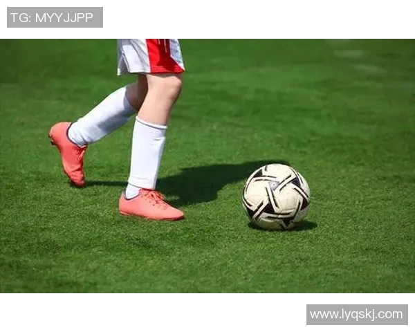 80后足球女星风采展现青春风貌 引领女性足球新潮流 80后足球女星风采展现青春风貌 引领女性足球新潮流