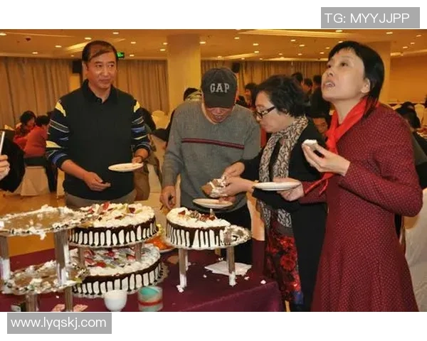 退役足球球星再聚首共忆辉煌岁月展现永恒绿茵传奇风采